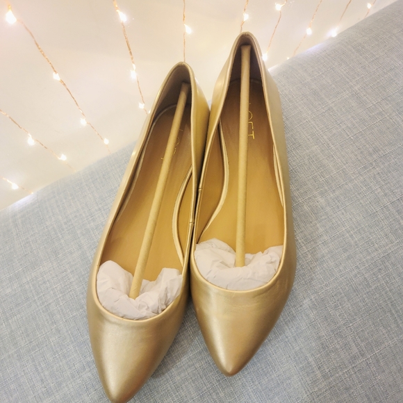 NWT/NIB LOFT Aubrey Pointy Toe Flat 7.5 Matte Gold - Picture 2 of 9